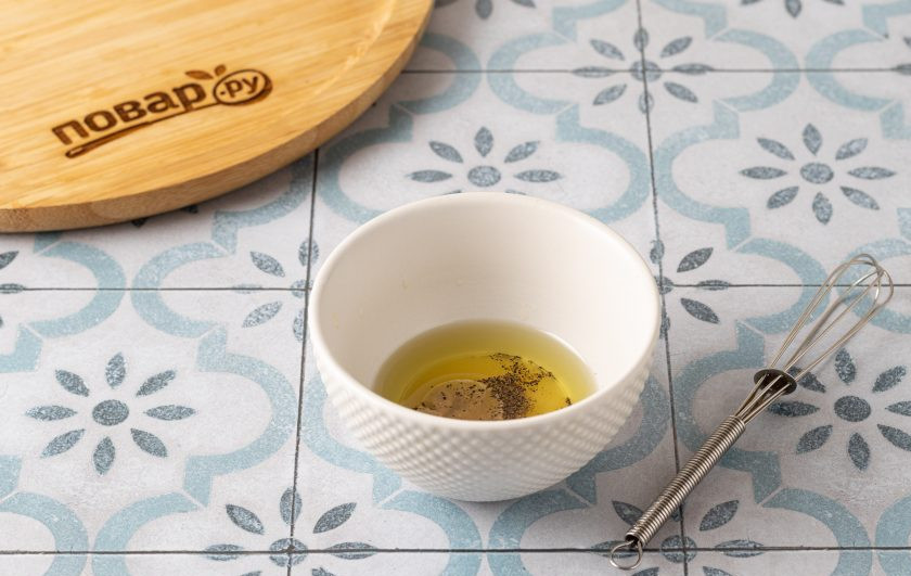 1. Этап. Салат со шпинатом, малиной и фетой: Для заправки смешайте оливковое масло с горчицей и лимонным соком. Посолите и поперчите.