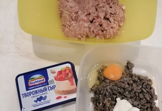 1. Этап. Заливной пирог с грибами: Для начинки смешать нарезанные кубиками и обжаренные шампиньоны, яйцо и творожный сыр