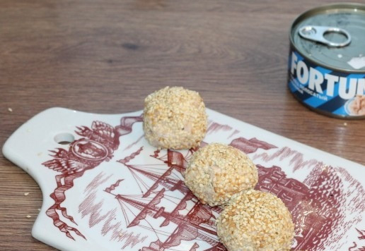 1. Этап. Гунканы с тунцом: 9. И обваливаем в обжаренном кунжуте.