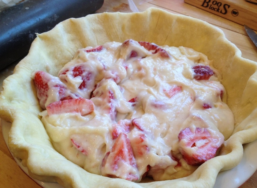 1. Этап. Пирог со сметанной заливкой: 1. Смешайте 2 стакана муки, щепотку соли и размягченный маргарин. Постепенно вводите холодную воду. Замесите тесто, оно должно стать эластичным. Оберните пищевой пленкой и положите на 20 минут в холодильник. Духовку включите на 230 градусов. Клубнику промойте, просушите, разрежьте напополам. В отдельной миске смешайте 1 стакан просеянной муки, соль, сахар, добавьте сметану и взбейте миксером до однородной консистенции. Добавьте половинки ягод и аккуратно размешайте. Форму смажьте маслом и выложите в нее раскатанный пласт теста. Влейте сметанную заливку с клубникой.