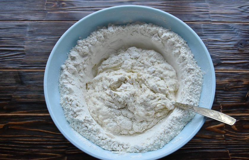 1. Этап. Табасаранское чуду: Начните замешивать тесто вилкой, аккуратно подмешивая в жидкость муку с краев воронки, пока вся мука пропитается влагой.