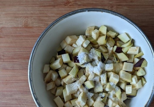 1. Этап. Необычная закуска из баклажанов с сыром: Баклажан режем мелкими кубиками, засыпаем солью, перемешиваем, оставляем на 15 минут.