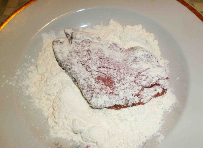 1. Этап. Немецкий шницель: Сначала телятину обваляйте в муке.