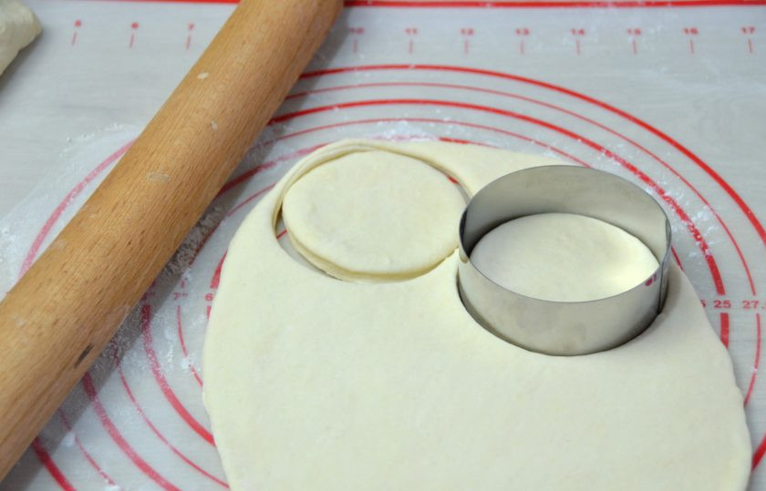 1. Этап. Марроканские лепешки Батбуты: Слегка присыпьте стол мукой, раскатайте тесто в пласт толщиной примерно 0,4 см. Подходящий формой вырежьте из теста кружочки.