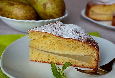 1. Этап. Шарлотка с грушей: Выпекаем полчаса при температуре 180С. Подаем со сметанным кремом.