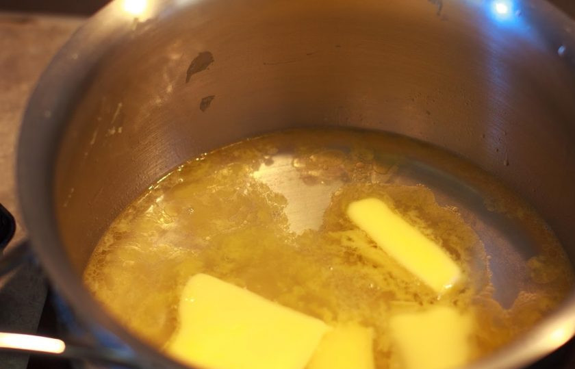 1. Этап. Профитроли с творожным кремом: В кастрюлю отправьте масло и воду. На среднем огне доведите до кипения.