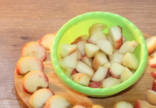 1. Этап. Пирог на кефире с персиками: 8. Половину персиков, очищаем (по желанию) и нарезаем кусочками. А другую половину нарезаем дольками.