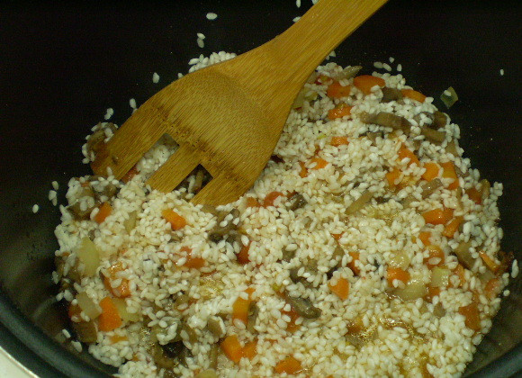 1. Этап. Овощной плов с грибами: 5. Добавляем рис, перемешиваем, чтобы рис пропитался жиром от жаренья овощей.