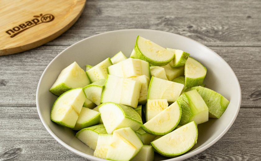 1. Этап. Кабачковая икра с майонезом: Кабачок помойте, нарежьте крупными кубиками. Если кожура твердая, то ее нужно предварительно срезать.