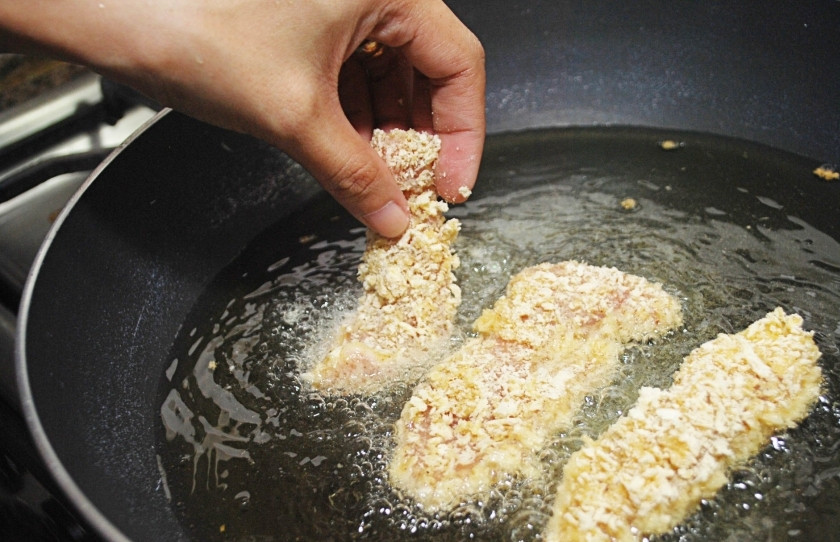 1. Этап. Хрустящие куриные палочки: Выкладывайте куриные палочки на разогретой масло. Сковороду лучше выбрать с высокими бортиками, так как масло будет брызгать. Обжаривайте до хрустящей корочки с обеих сторон.