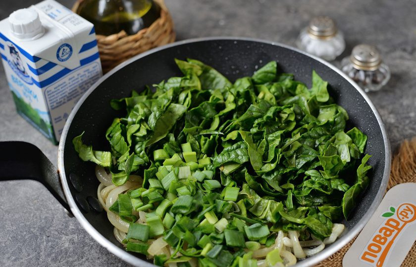 1. Этап. Семга со шпинатом в сливочном соусе: Тщательно промойте листья шпината под проточной водой, слегка измельчите его и зеленый лук, переложите в сковороду. Тушите шпинат минуты 3, он должен уменьшиться в объеме вдвое, а то и второе.