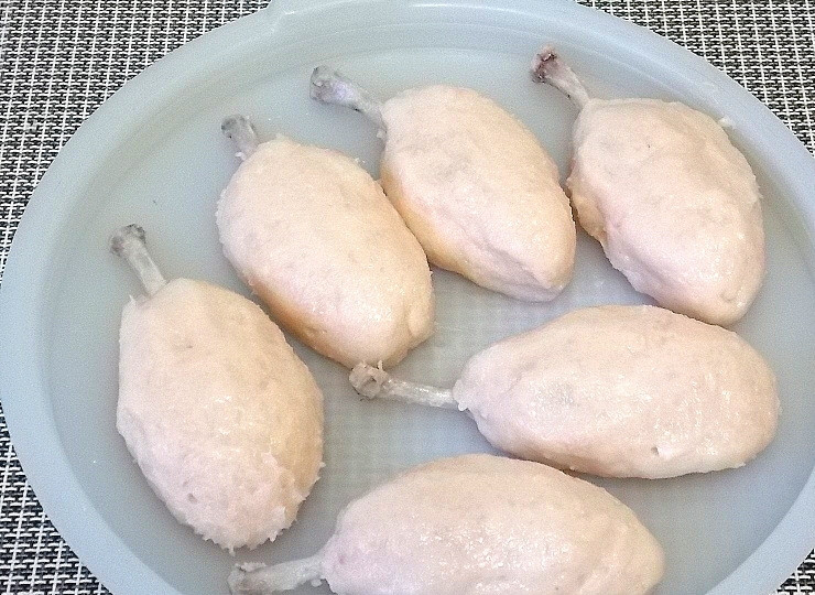 1. Этап. Котлеты Новомихайловские: Из фарша сформируйте одинаковые котлеты, вложив в середину косточку мясом внутрь. Уберите в морозильную камеру на 30 минут.