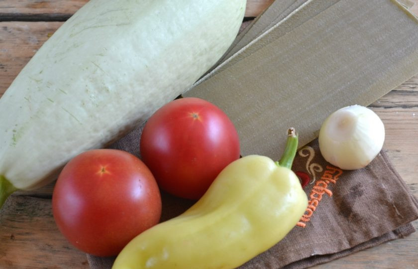 1. Этап. Овощная лазанья: Подготовьте все необходимые ингредиенты. Очистите лук. Все овощи хорошо промойте и обсушите.