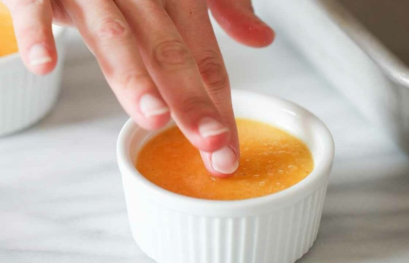 1. Этап. Классический десерт Крем-брюле: 9. Запекайте в разогретом до 165 градусов духовом шкафу 38-40 минут. Десерт готов, если, касаясь пальцем по центру он немного отступает.