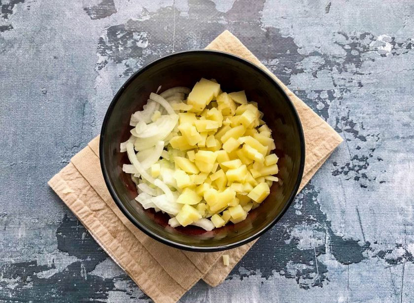 1. Этап. Салат из маринованных огурцов с луком: Соедините все ингредиенты.