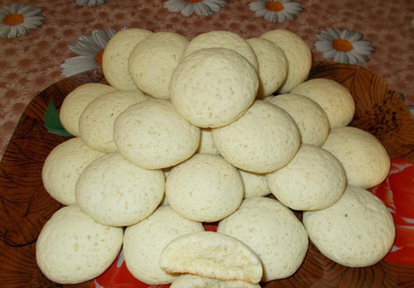 1. Этап. Печенье Шакер чурек: 6. Выпекаю в разогретом до 180 градусов духовом шкафу до образования бледной желтой корочки, ни в коем случае не зажариваю его, иначе вместо воздушного печенья получится сухарь (примерно 7-12 минут).