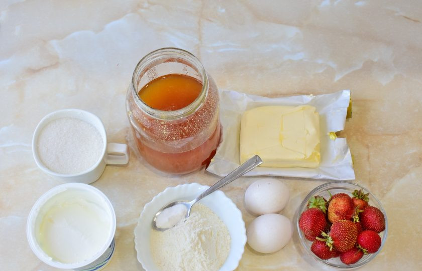 1. Этап. Медовик с клубникой и сметанным кремом: Для приготовления торта подготовьте необходимые ингредиенты. Муку заранее просейте через сито, чтобы насытить её кислородом.