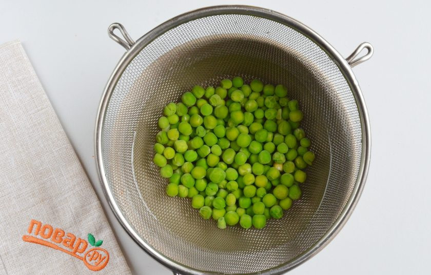 1. Этап. Слоеный салат из курицы: В кипящей подсоленной воде отварите горошек 5-7 минут, потом обдайте его ледяной водой, чтобы сохранить цвет. Откиньте на сито, чтобы максимально убрать влагу.