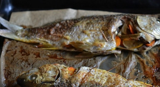 1. Этап. Запекание карпа в духовке: 8. Запекайте в разогретой до 180 градусов духовке до готовности (около 45-55 минут).