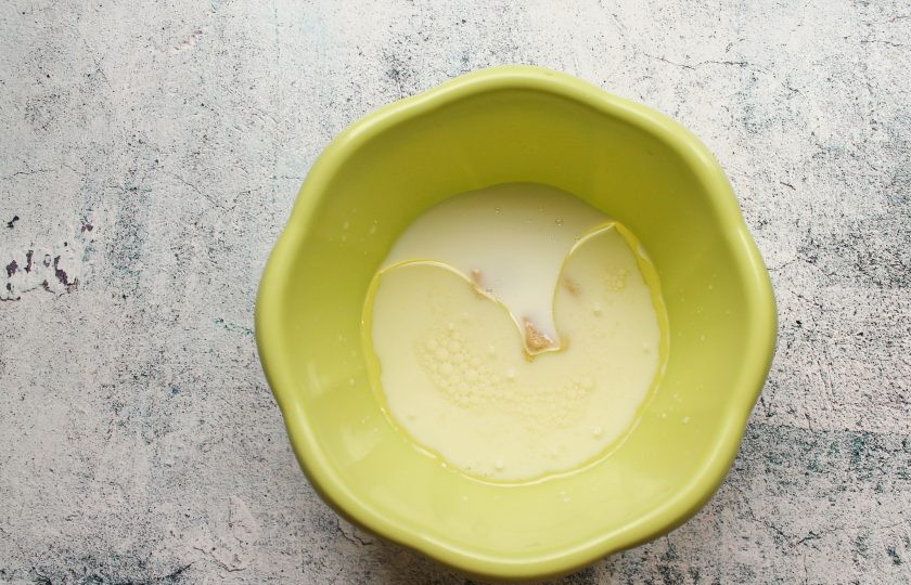 1. Этап. Пирожки Два в одном: В теплое молоко выложите живые дрожжи, соль, сахар и влейте растительное масло, перемешайте.