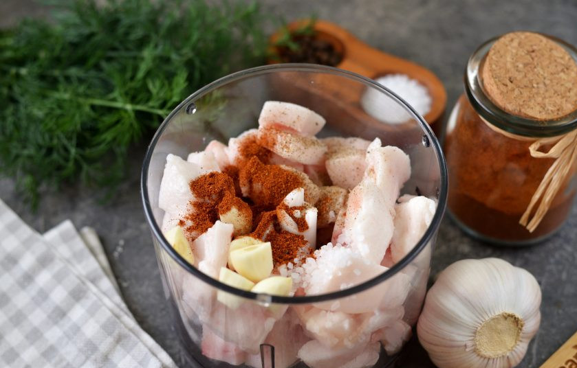 1. Этап. Закуска «Казачья»: Добавьте несколько зубчиков чеснока, соль и перец по вкусу, а также копченую паприку.