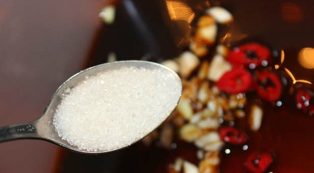 1. Этап. Маринад для лосося в духовке: Остался последний штришок. Это маленький секрет хорошего вкуса. Добавляем сахар. Вот и все дела, превосходный маринад готов!