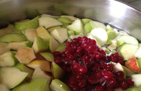 1. Этап. Брусничный компот: 1. Воду берем очищенную. Доводим до кипения, бросаем очищенные яблоки и через 15 минут добавляем бруснику, чуть перетертую с сахаром. Некоторые ягодки оставьте целыми.