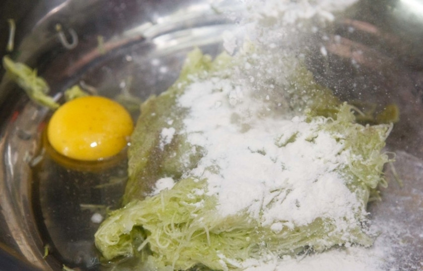 1. Этап. Кабачковые драники: 2. В миску к кабачкам и луку вбиваю яйцо, солю и перчу по вкусу, добавляю муку. И хорошенько перемешиваю.