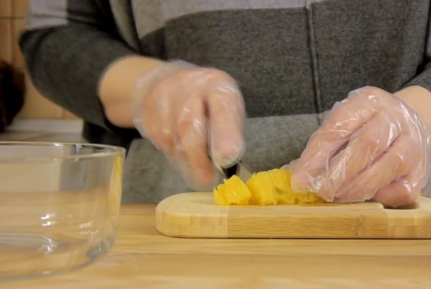 1. Этап. Апельсиновая панна котта: 1. Желатин смешайте с холодной кипяченой водой и оставьте для набухания. Апельсиновые дольки очистите от кожицы и разрежьте на небольшие кусочки. Добавьте сахарную пудру, апельсиновый ликер и перемешайте.