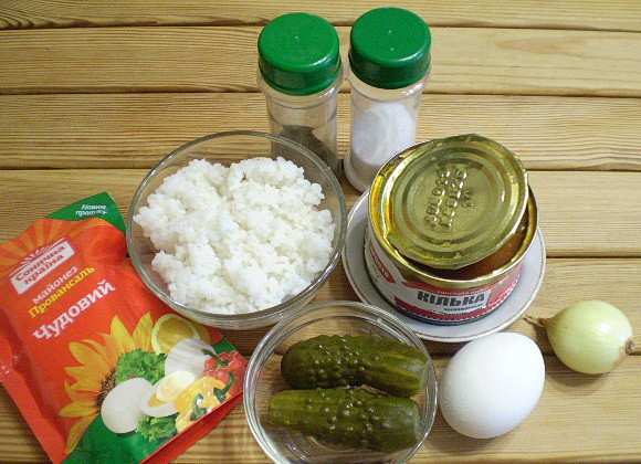 1. Этап. Салат с килькой в томате: Приготовьте продукты для салата. Отварите рис в соленой воде до готовности в соотношении 1:2 с водой.