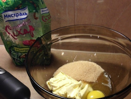 1. Этап. Рождественское имбирное печенье: Достаньте сливочное масло из холодильника и дайте ему постоять, чтобы оно стало мягким. Положите его в миску, вбейте сырое куриное яйцо, всыпьте тростниковый сахар. Он сделает ваше печенье хрустящим.