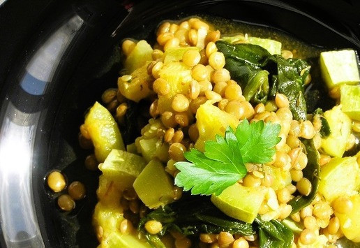 1. Этап. Чечевица с кабачками и шпинатом: Разложите по 2-4 тарелкам, украсьте петрушкой.