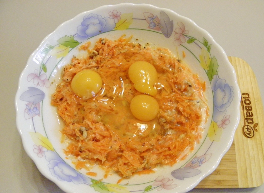 1. Этап. Морковный пирог классический: Добавьте сырые яйца, хорошенько перемешайте тесто венчиком, чтобы оно стало более воздушным.