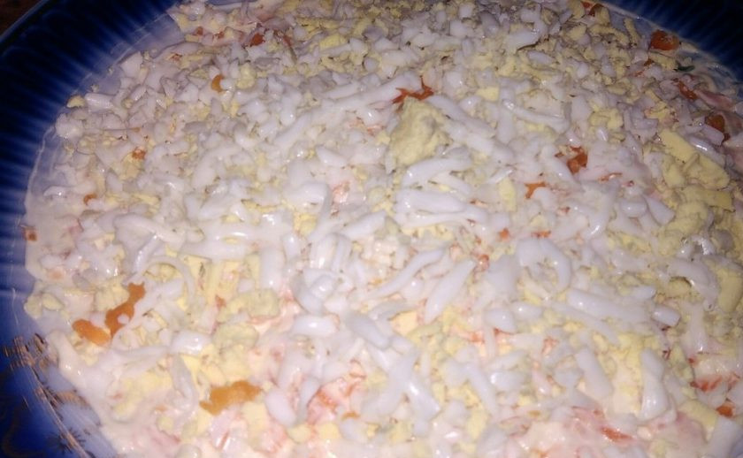 1. Этап. Салат из рыбных консерв и плавленого сырка: 8. Следующий слой — яйца. Слои можно чередовать, от этого вкус салата не меняется. Например, можно на слой рыбы выкладывать яйца, а затем морковь, сырок и снова слой яиц (в таком случае лучше желток).