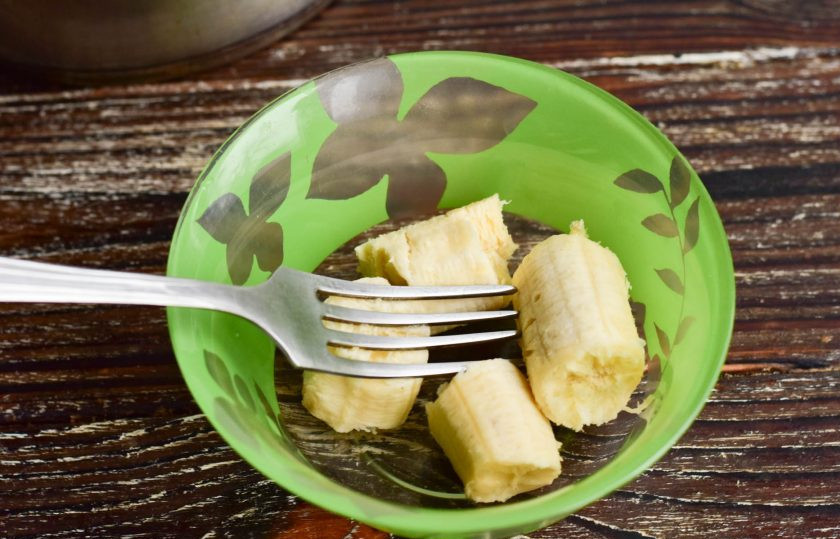 1. Этап. Профитроли с банановым кремом: Банан разломайте на несколько кусочков, выложите их в миску и подавите вилкой или измельчите с помощью погружного блендера.