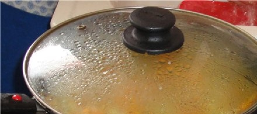 1. Этап. Картофель с говядиной: Лук обжариваем три минуты, добавляем к нему чеснок, морковь, перец и фасоль. Припускаем вместе 5 минут. Солим, перчим по вкусу, добавляем соевый соус и мёд. Все овощи добавляем в сковороду с мясом и пусть тушится на медленном огне 1-1,5.