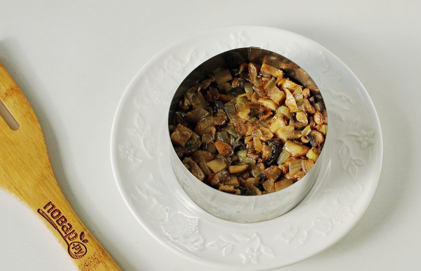 1. Этап. Салат Мимоза с грибами: Следующим слоем выложите обжаренные с луком грибы.