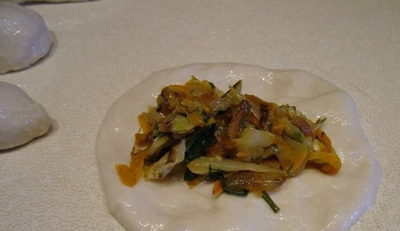 1. Этап. Тесто на закваске для пирожков: 4. Тесто получается мягким и неплотным. На поверхность стола наливаем масло и скатываем шарики, раскатываем их и внутрь кладем любую начинку.