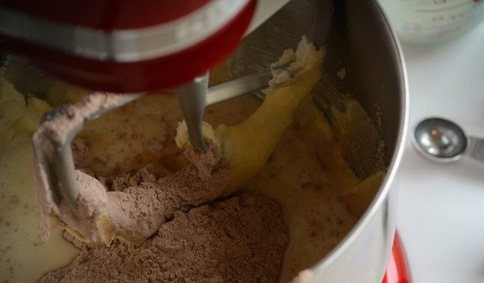 1. Этап. Капкейки Красный бархат на кефире: 5. Влейте кефир, ванильный экстракт, всыпьте сухие ингредиенты и добавьте красный пищевой краситель.