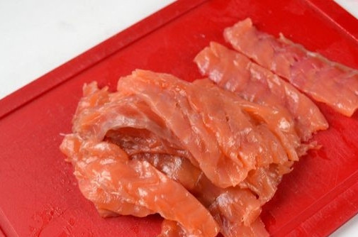 1. Этап. Рулеты из блинов с семгой: Филе семги нарезаем тонкими пластинками-ломтиками.