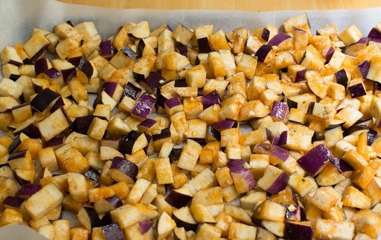 1. Этап. Салат из запеченных баклажанов: 5. Противень застелите пергаментом, выложите на него овощи ровным слоем. Отправьте в разогретую духовку минимум на 20 минут. Затем проверьте на готовность. В зависимости от размера кубиков, потребуется от 20 до 40 минут на запекание. Параллельно сделайте заправку для подачи: соедините сок 1 лимона и соевый соус, добавьте цедру и перемешайте.