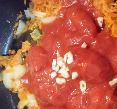 1. Этап. Скумбрия в томатном соусе: Добавить томаты, томатную пасту, чеснок, копчёную. паприку, сахар, соль и перец.