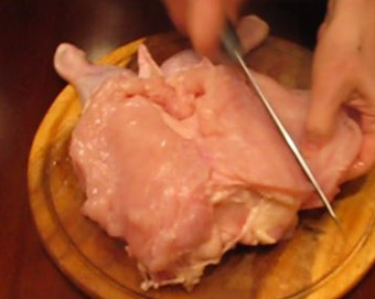 1. Этап. Курица, фаршированная блинами: 1. Курицу размораживаем, удаляем кости и грудинку, чтобы внутри осталось полое место.