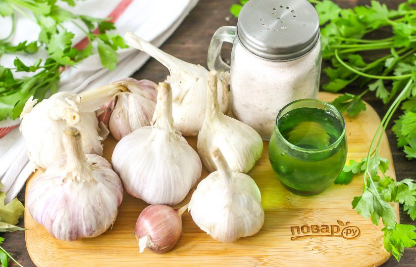 1. Этап. Чеснок маринованный по-грузински: Подготовьте указанные ингредиенты.