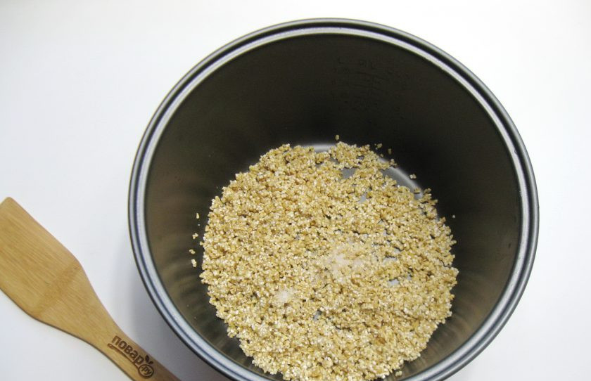 1. Этап. Ячневая каша на воде в мультиварке: Посолите по вкусу. Налейте воду. Поставьте мультиварку в режим 