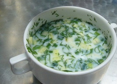 1. Этап. Холодник по-белорусски на кефире: Добавить кефир, специи и сметану. Приятного аппетита!