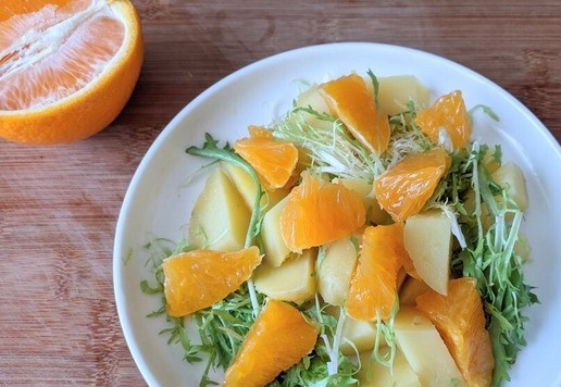 1. Этап. Салат Малагский: На картофель кладём микс салата или рукколу. Апельсин чистим, филируем, кладём на картофель.