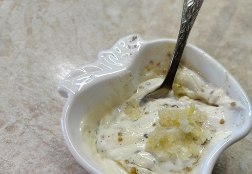 1. Этап. Салат Старый Мюнхен: Выдавить зубчик чеснока и хорошо перемешать.