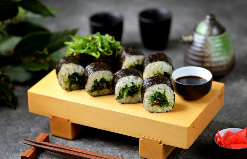 1. Этап. Роллы с чукой: Нарежьте роллы порционно острым ножом и подавайте с соевым соусом и маринованным имбирем.