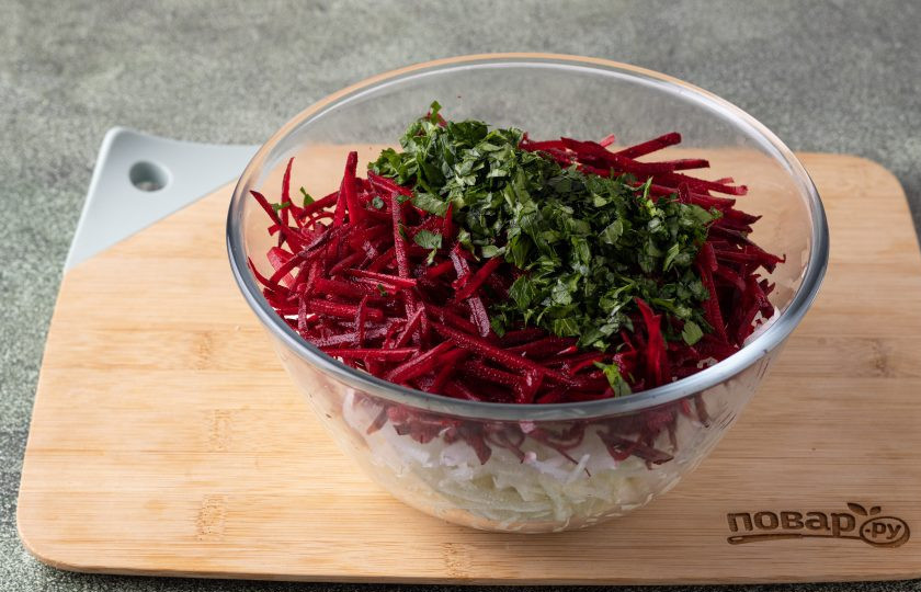 1. Этап. Салат из капусты, дайкона и свеклы: Добавьте мелко порубленную петрушку.
